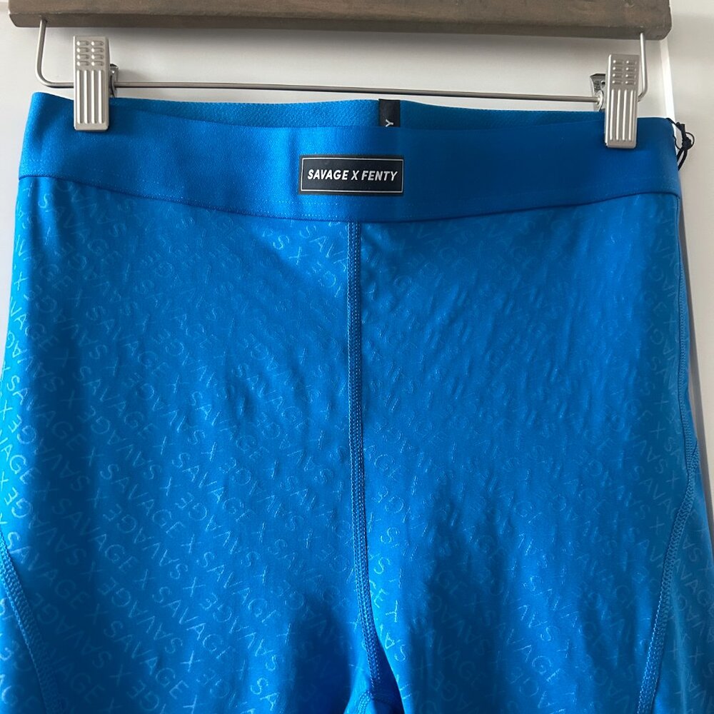 BRAND NEW Savage X Fenty COMPLETE SET (Leggings and Sports Bra)